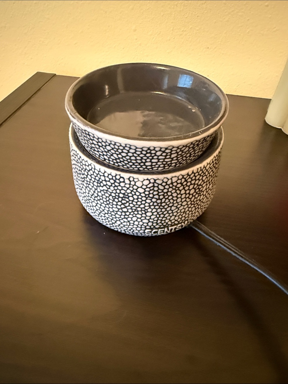 Scentsy Black & White Pebble-Pattern Ceramic Warmer
